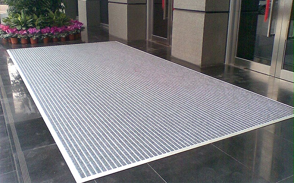 鋪設(shè)鋁合金地墊，解決雪天門(mén)區(qū)路滑問(wèn)題