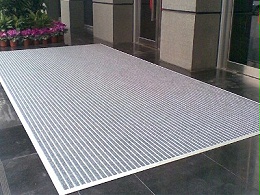 鋪設鋁合金地墊，解決雪天門區路滑問題