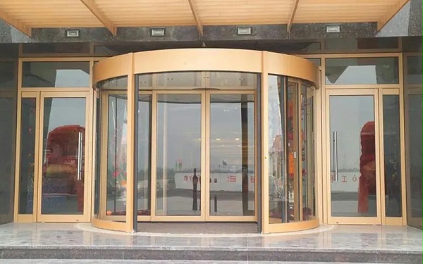 操作旋轉門的三種方式：轉換開關、觸摸屏和智能面板