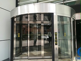 北京海淀某大廈正門兩翼旋轉門保養美化清潔服務案例