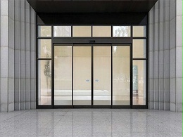 門型選擇考量：自動平移門、自動旋轉門與手動平衡門
