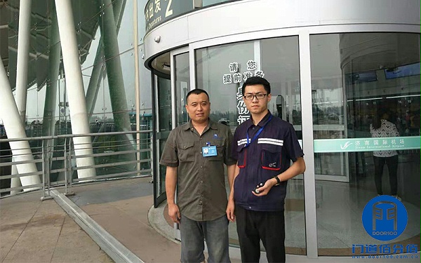 山東某機場弧形自動門保養服務后與客戶合影