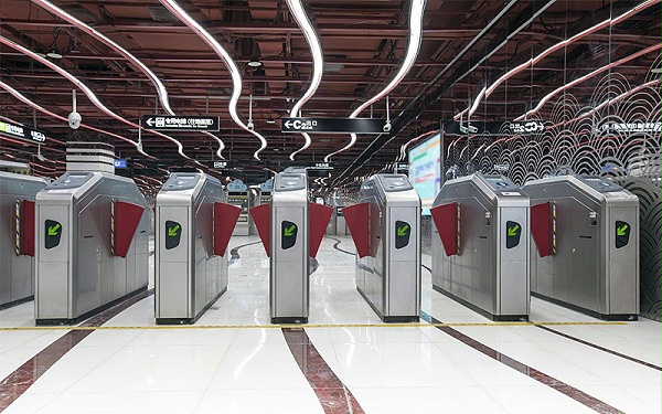 公共交通閘機(jī)使用方法：刷卡、人臉識(shí)別操作步驟
