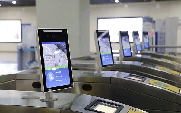 公共交通閘機(jī)使用方法：刷卡、人臉識(shí)別操作步驟
