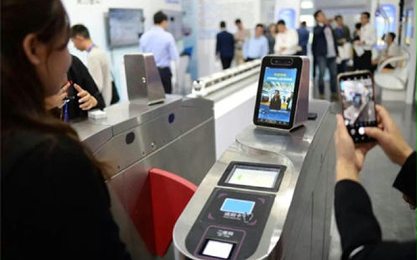 人臉識別閘機