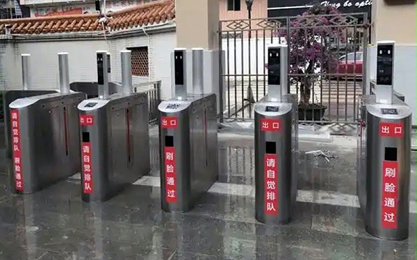 有序通行：速通門使用指示牌內容介紹