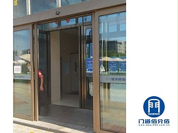 北京購物廣場入口電動玻璃平移門故障維修服務案例