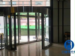 兩翼電動旋轉門防夾故障，更換新式激光防夾傳感器解決問題