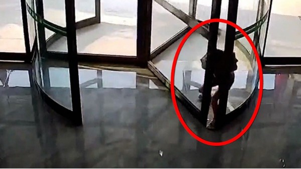 手動旋轉門下的安全隱患：為何孩童不應在此玩耍？