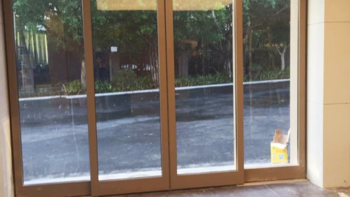 如何進行自動門保養？北京自動門維修師傅講解旋轉門保養方法