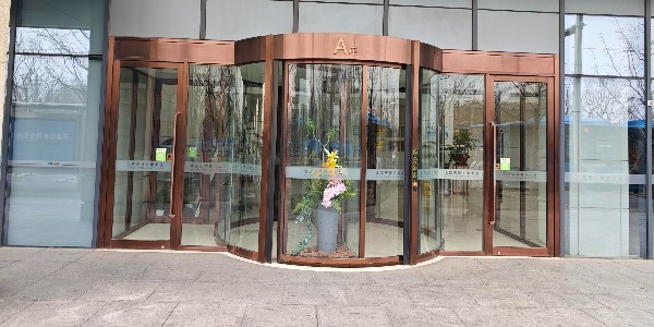兩翼旋轉門專業檢修指南：保障安全運行，延長使用壽命
