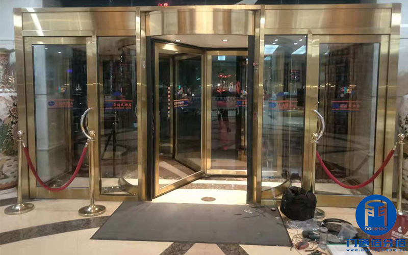 山東聊城某酒店自動(dòng)三翼旋轉(zhuǎn)門維修