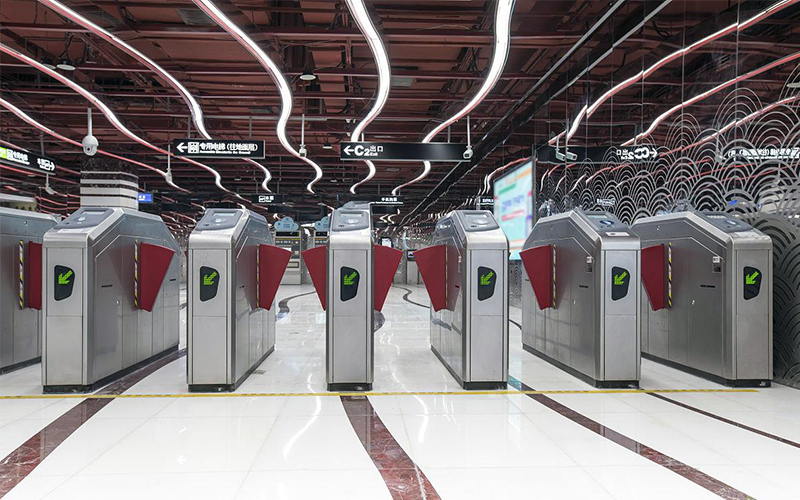 公共交通閘機使用方法：刷卡、人臉識別操作步驟
