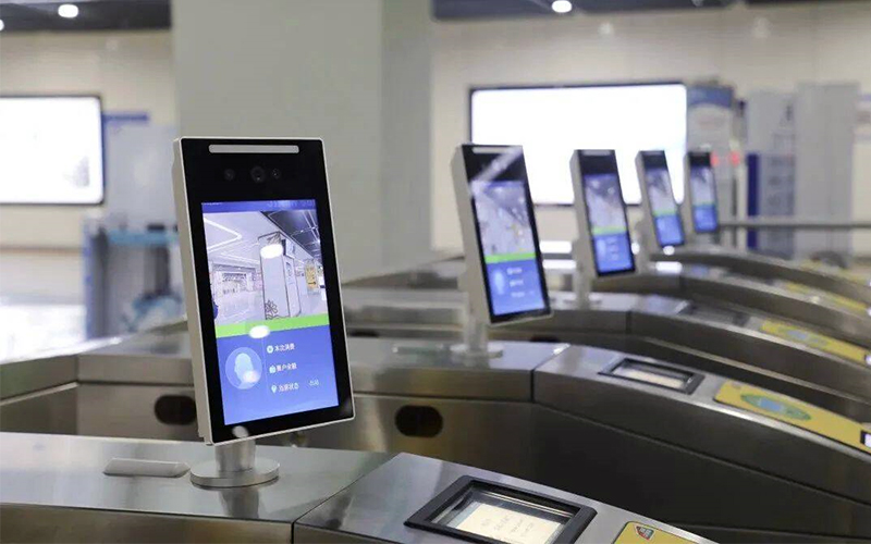 公共交通閘機使用方法：刷卡、人臉識別操作步驟