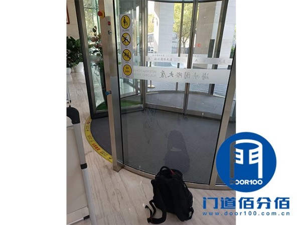 冬季多瑪自動(dòng)旋轉(zhuǎn)門保養(yǎng)過程實(shí)錄