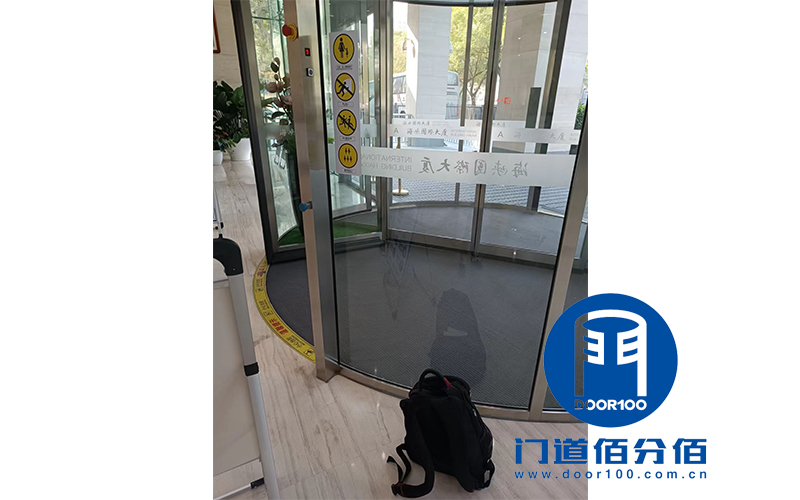 冬季多瑪自動(dòng)旋轉(zhuǎn)門保養(yǎng)過(guò)程實(shí)錄