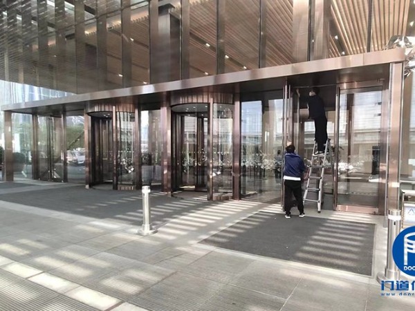 大廈門區旋轉門、自動門和平衡門保養案例